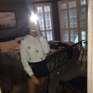 White croped sweatshirt